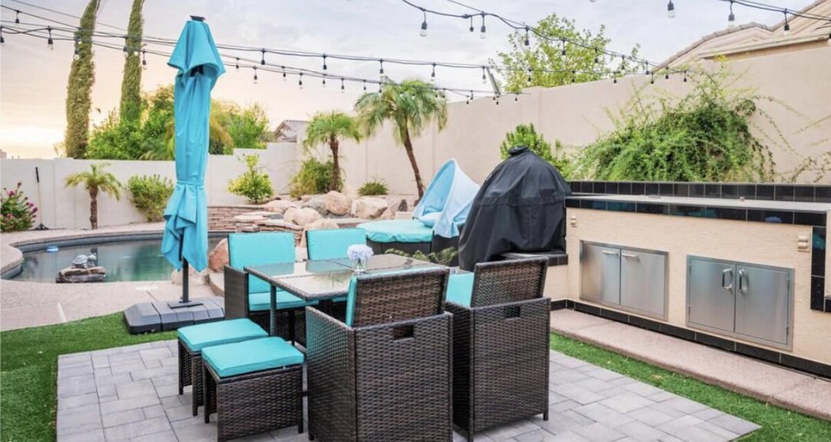 Starla outdoor dining area