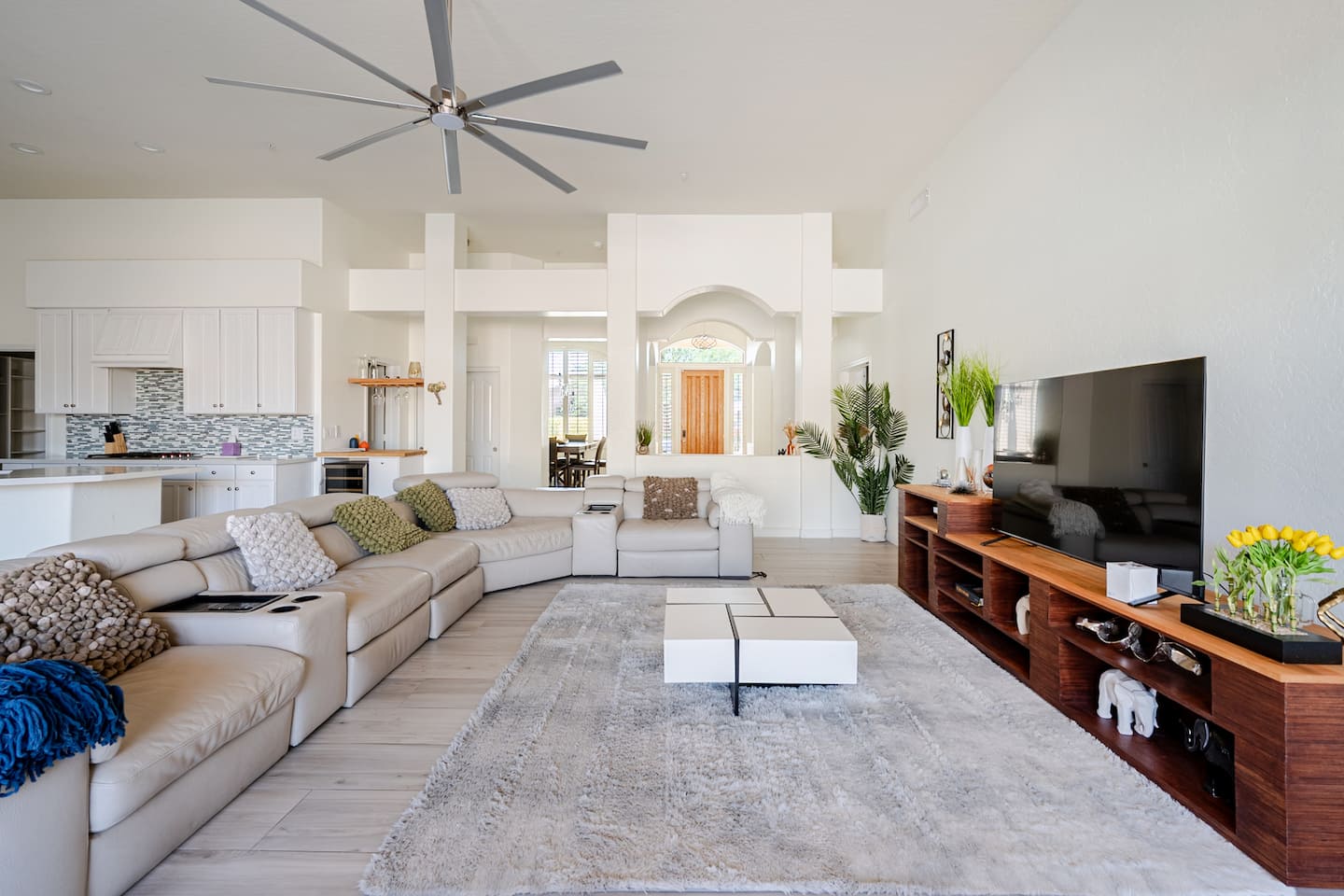 Living room image 7