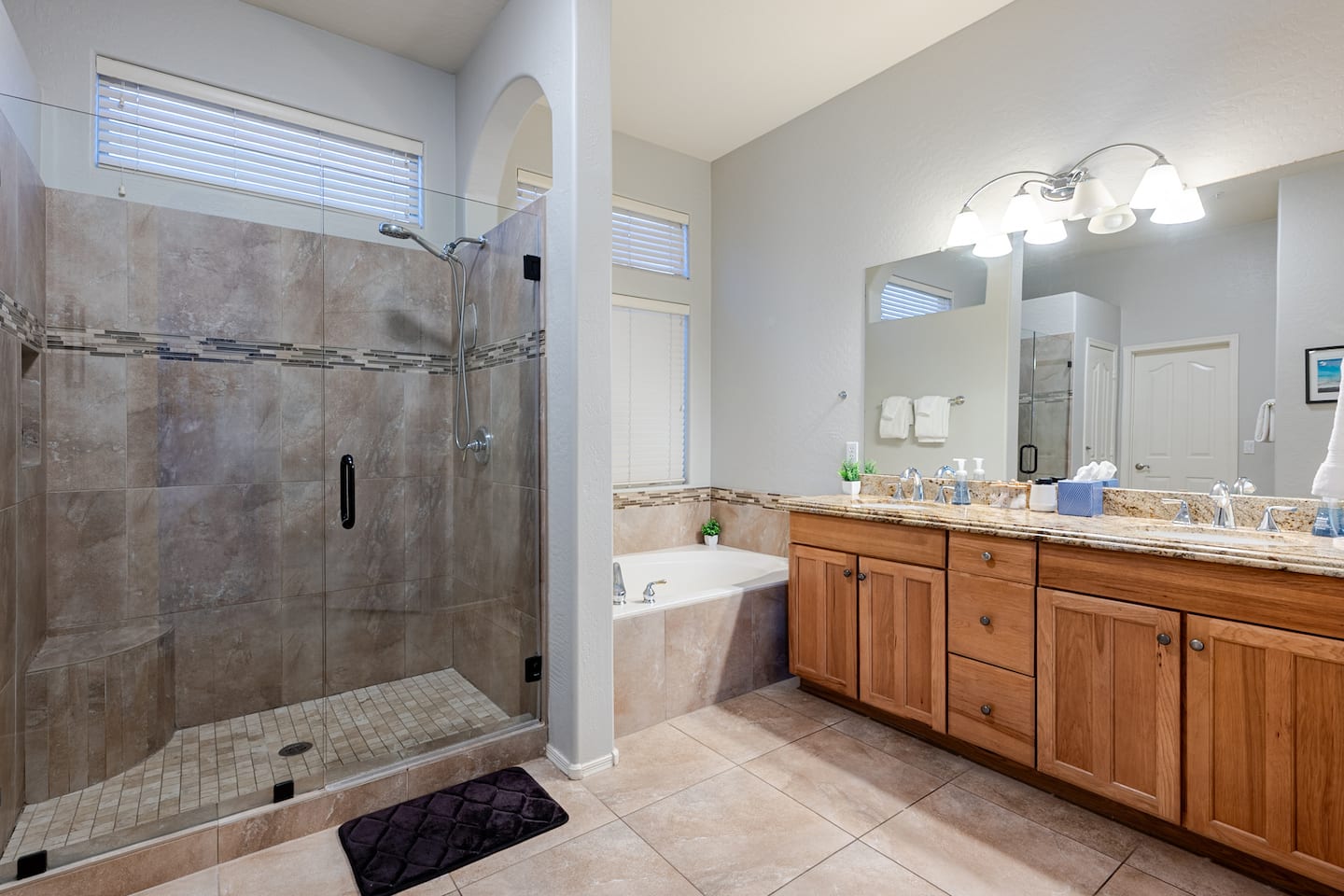 Full bathroom 2 image 1